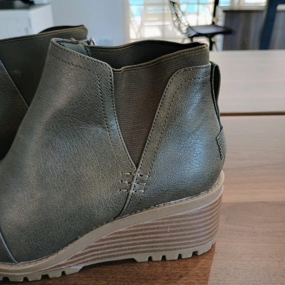 Stylish Brownish/Green Heeled Ankle Boots - Picture 2 of 6